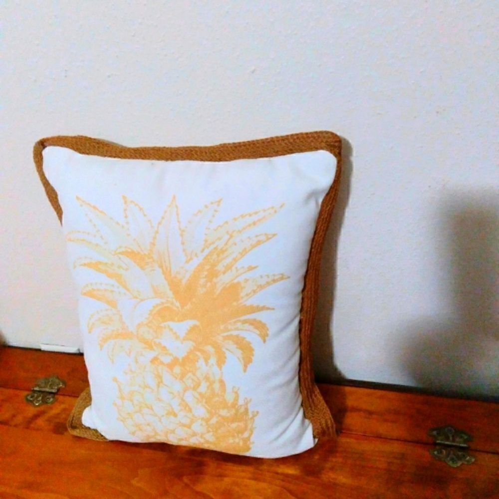 Pinnaple Print Accent Decor Pillow